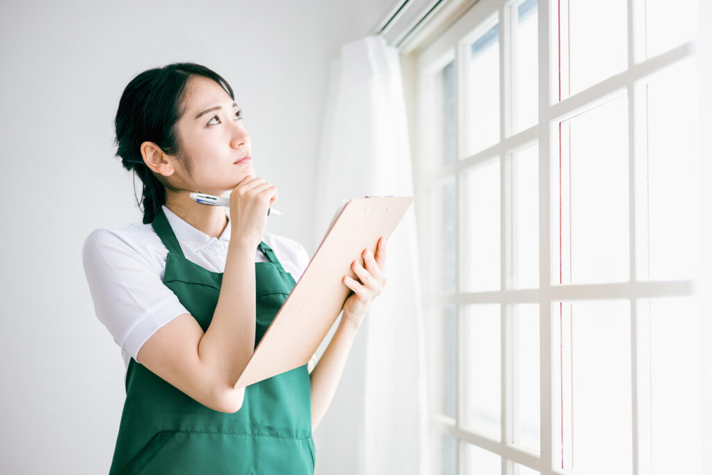 窓をチェックする女性
